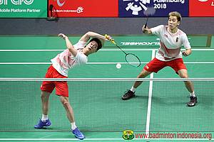 Kevin Sanjaya Sukamuljo/Marcus Fernaldi Gideon mengembalikan shuttlecock.