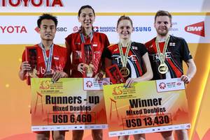 Ganda campuran Indonesia, Hafiz Faizal/Gloria Emanuelle Widjaja (kiri) bersama pasangan Inggris, Marcus Ellis/Lauren Smith. (Foto: PP PBSI)