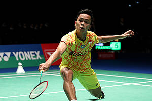 Anthony Sinisuka Ginting mengembalikan shuttlecock.