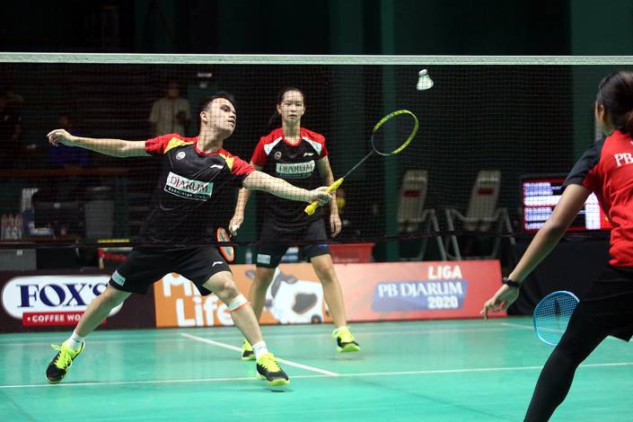 Rian Canna Varo/Kelly Larissa mengembalikan shuttlecock.