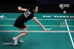 Ayumi Mine (Saishunkan Nihon Unisys Jepang) mengembalikan shuttlecock.