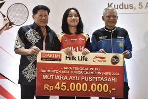 Yoppy Rosimin, Mutiara Ayu Puspitasari, & Supeno (Dok. PB Djarum)