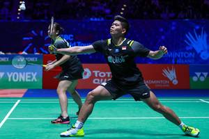 Praveen Jordan/Melati Daeva Oktavianti (Indonesia) mengembalikan shuttlecock.