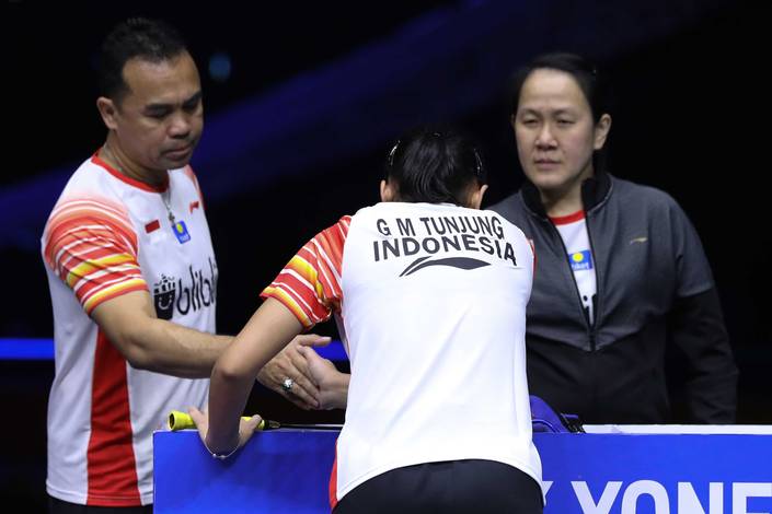Gregoria Mariska Tunjung (in the middle) when listening directions from Rionny Mainaky and Minarti Timur (Pic: PBSI)