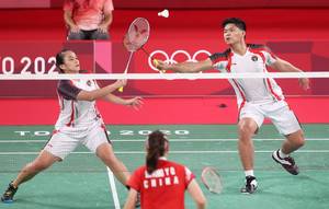 Praveen Jordan/Melati Daeva OKtavianti (Indonesia) menghadang pengembalian. (Foto: BADMINTONPHOTO - Yves Lacroix)