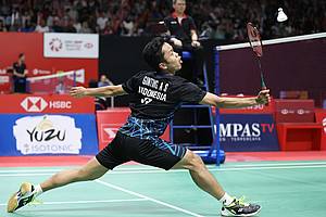 Anthony Sinisuka Ginting mengembalikan shuttlecock.