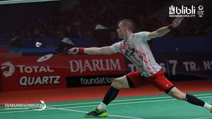Hans Kristian Vittinghus (Denmark) mengembalikan shuttlecock.