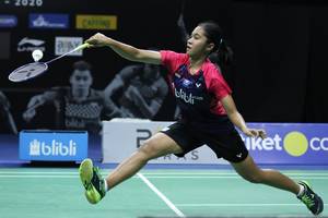 Ester Nurumi Tri Wardoyo mengembalikan shuttlecock.