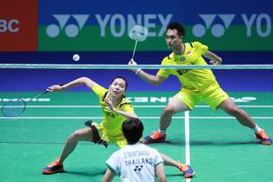 Hafiz Faizal/Gloria Emanuelle Widjaja (Indonesia) mengembalikan shuttlecock.