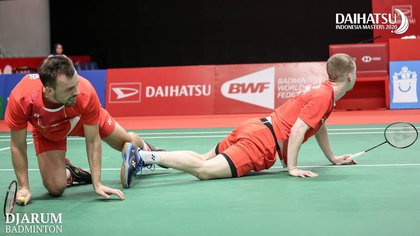 Kim Astrup/Anders Skaarup Rasmussen (Denmark) jatuh bangun menghadang serangan.