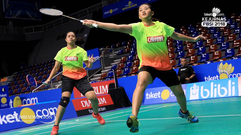 Rayhan Vania Salsabila/Amalia Cahaya Pratiwi (Jawa Barat) menyambut pengembalian.