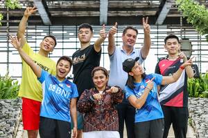 Presiden BWF Poul-Erik Høyer Larsen dan para peraih penghargaan BWF Player of the Year 2020/2021 (BWF)