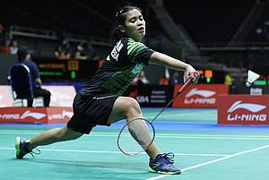 Gregoria Mariska Tunjung (Indonesia) menyambut pengembalian.