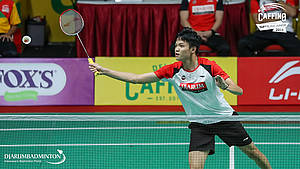 Bobby Setiabudi (PB Djarum Kudus) berusaha menggapai pengembalian.