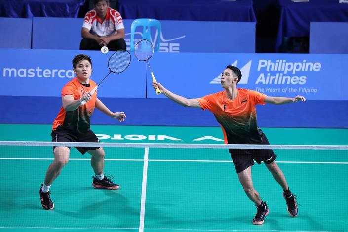 Wahyu Nayaka Arya Pankaryanira/Ade Yusuf Santoso (Indonesia) bersiap menghadang pengembalian.