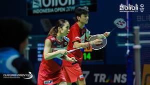 Yuki Kaneko/Misaki Matsutomo (Jepang) bersiap menyambut servis.