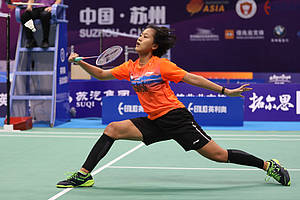 Putri Kusuma Wardani (Indonesia) bersiap menyambut pengembalian.