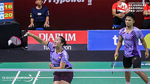 Amri Syahnawi/Tiara Rosalia Nuraidah (DKI Jakarta) melepaskan serangan.