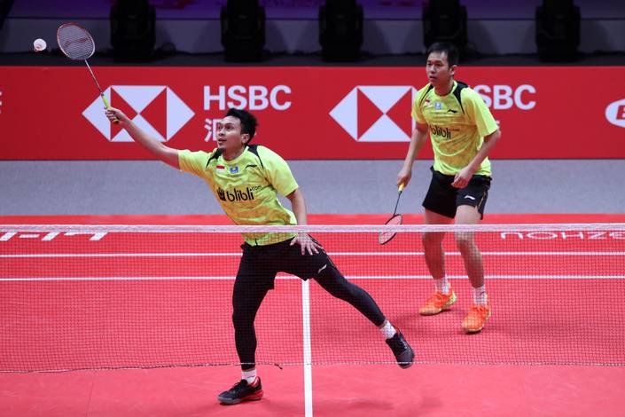 Hendra Setiawan/Mohammad Ahsan bersiap menyambar pengembalian.