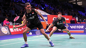 Wahyu Nayaka Arya Pangkaryanira/Ade Yusuf Santoso (Indonesia) bersiap menghadang serangan.