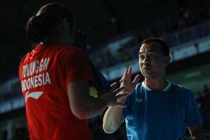 Rionny Mainaky (kanan) saat memberikan arahan kepada Gregoria Mariska Tunjung.