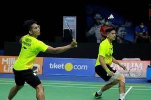 Pramudya Kusumawardhana/Yeremia Erich Yoche Rambitan (Tim Rajawali) menyambut pengembalian.