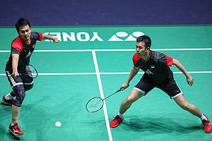 Hendra Setiawan/Mohammad Ahsan (Indonesia) mengembalikan shuttlecock.
