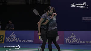 Della Destiara Haris/Rizki Amelia Pradipta (Indonesia) berpelukan usai bertanding.