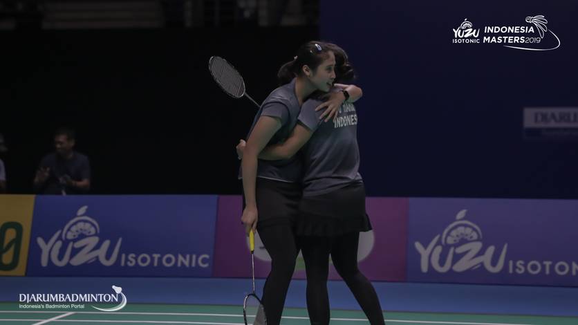 Della Destiara Haris/Rizki Amelia Pradipta (Indonesia) berpelukan usai bertanding.