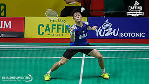 Yonatan Ramlie (Indonesia) menghadang serangan.