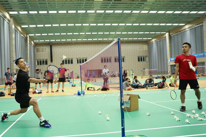 Jonatan Christie (kiri) dan Anthony Sinisuka Ginting saat berlatih jelang laga kedua Piala Sudirman 2019.