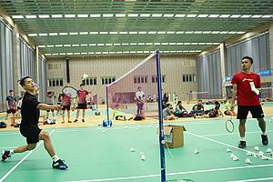 Jonatan Christie (kiri) dan Anthony Sinisuka Ginting saat berlatih jelang laga kedua Piala Sudirman 2019.