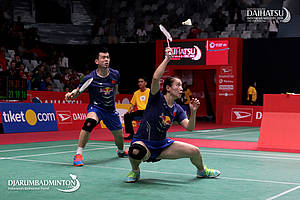 Zheng Siwei/Huang Yaqiong (Tiongkok) bersiap menghadang pengembalian.