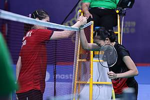 Fitriani (kanan) harus mengakui keunggulan Busanan Ongbamrungphan.