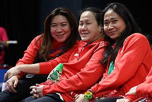 Susy Susanti (kiri) berfoto bersama Minarti Timur dan Ni Ketut Mahadewi Istarani.