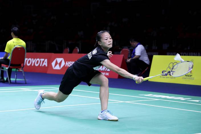 Fitriani (Indonesia) mengahadang serangan.