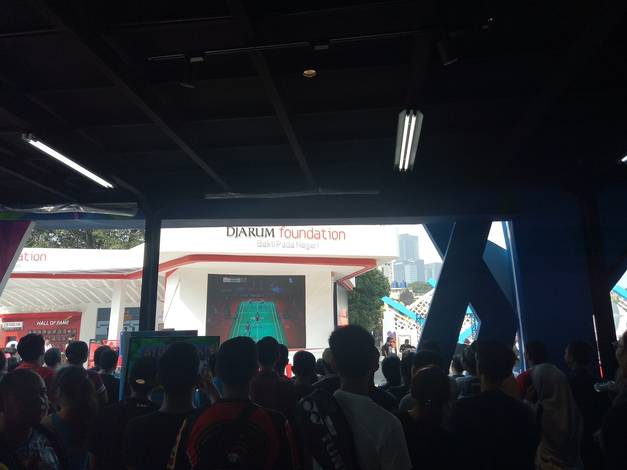 Suasana nonton bareng di booth Djarum Foundation.