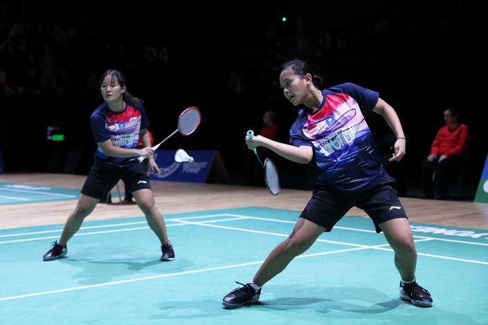 Agatha Imanuela/Siti Fadia Silva Ramadhanti (Indonesia) bersiap menghadang serangan.