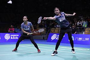 Rizki Amelia Pradipta/Della Destiara Haris (Indonesia) menghadang serangan.