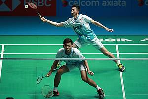 Fajar Alfian/Muhammad Rian Ardianto (Indonesia) bersiap menyambut pengembalian.
