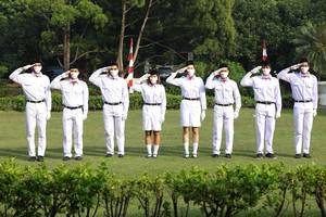 Dari kiri: Chico Aura Dwi Wardoyo, Amri Syahnawi, Muhammad Yusuf Maulana, Ribka Sugiarto, Angelica Wiratama, Ghifari Anandaffa Prihardika, Zacharia Josiahno Sumanti dan Teges Satriaji Cahyo Hutomo saat menjadi petugas pengibar bendera.