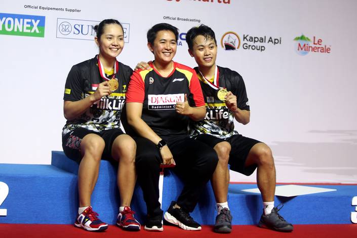 Akbar Bintang Cahyono/Marsheilla Gischa Islami bersama pelatih Vita Marissa (Djarum Badminton)