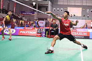 Insan Ahmad Arkan Al-Faruqi (Mutiara Cardinal) mengembalikan shuttlecock.