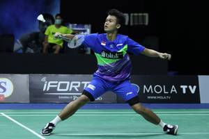 Christian Adinata (Tim Harimau) menyambut pengembalian.