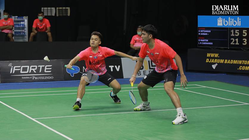 Daniel Marthin/Leo Rolly Carnando (Indonesia) bersiap menyambut pengembalian.
