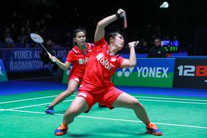 Siti Fadia Silva Ramadhanti/Ribka Sugiarto (Indonesia) menyambut pengembalian.