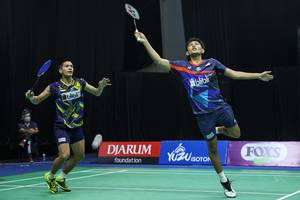 Fajar Alfian/Yeremia Erich Yoche Yacob Rambitan berusaha menggapai pengembalian.