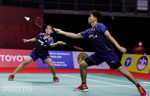 Ganda campuran Indonesia, Adnan Maulana/Mychelle Crhystine Bandaso mengembalikan shuttlecock. (Copyright: Badmintonphoto | Courtesy of BWF)