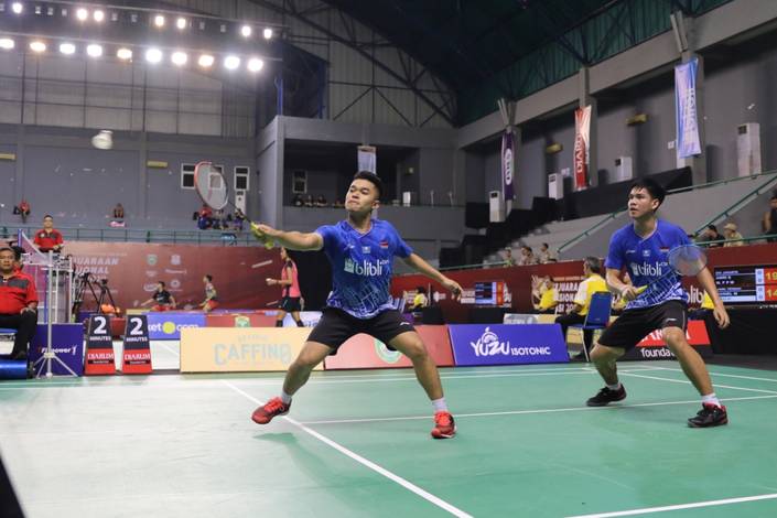 Daniel Marthin/Leo Rolly Carnando (Jawa Tengah) mengembalikan shuttlecock.