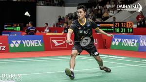 Shesar Hiren Rhustavito (Indonesia) menyambut pengembalian.